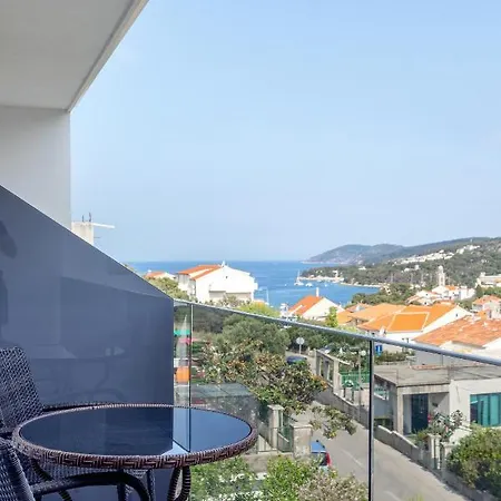 ドブリラ * フヴァル