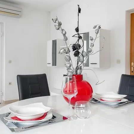 アパート ドブリラ フヴァル